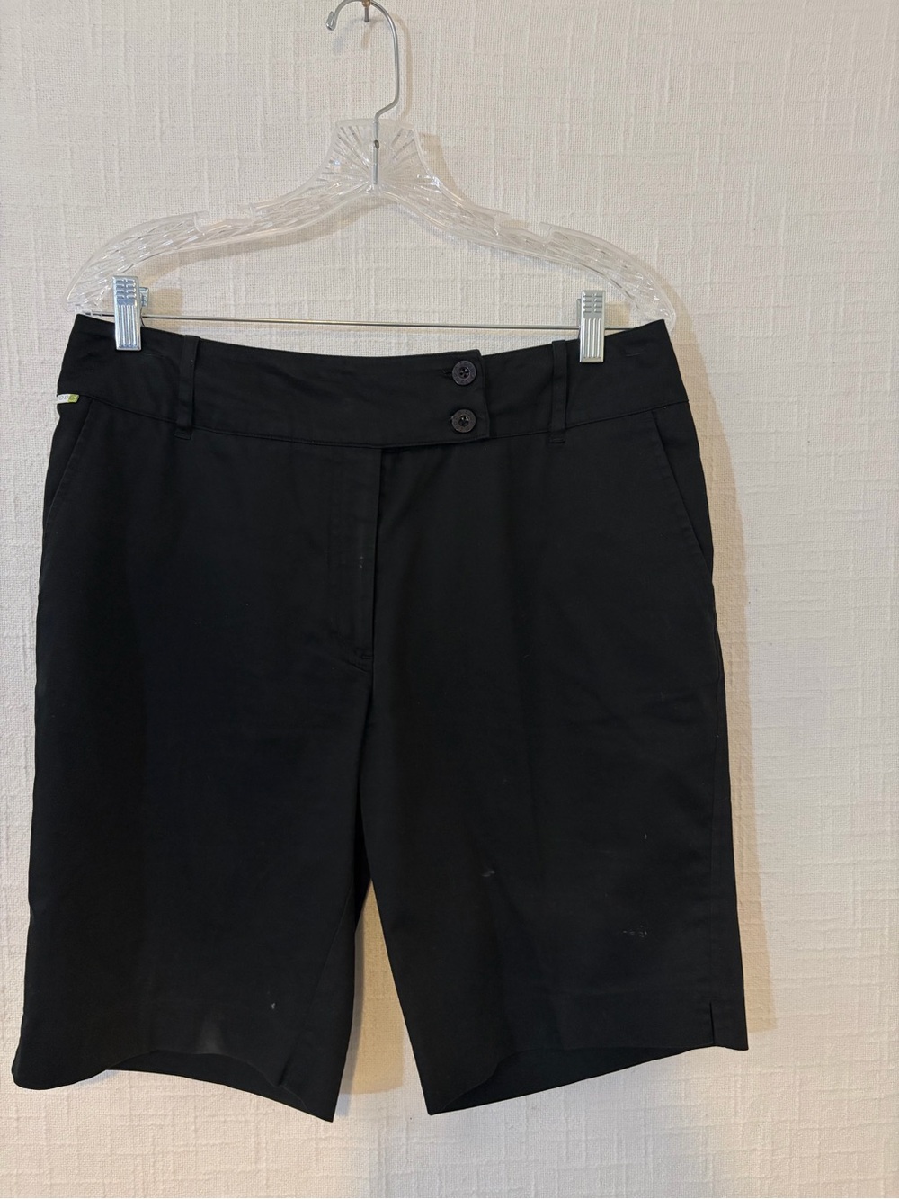 IZOD Women's Size 6 Black Bermuda Shorts Cotton Stretch Pleated Button Front